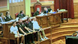 En el banquillo de los acusados: Daniel Díaz Mora (izquierda) y Sergio Gutiérrez Martín (derecha) entre dos agentes de los Mossos d'Esquadra