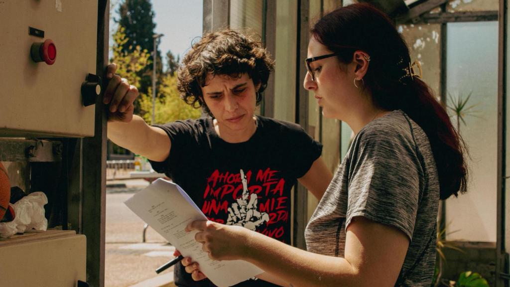 Gemma Morcillo y Aline López consultando un guión