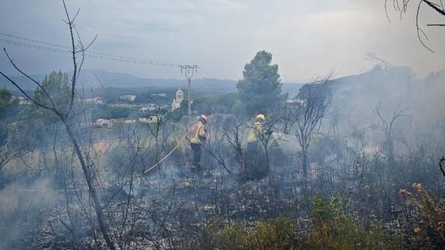 Imagen de los Bombers de la Generalitat apagando el fuego en Terrassa