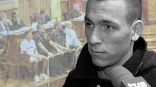 En el banquillo de los acusados: Daniel Díaz (izquierda) y Sergio Gutiérrez (derecha) con una imagen de Valentín Morena