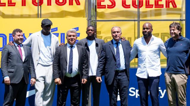 Ousmane Dembelé, junto a Laporta, Yuste y su agente, en la renovación de su contrato con el Barça