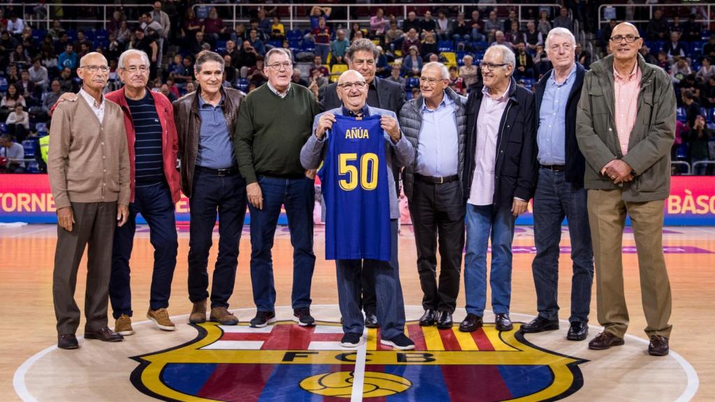 El homenaje del Barça de basket a Xabier Añúa en el Palau Blaugrana