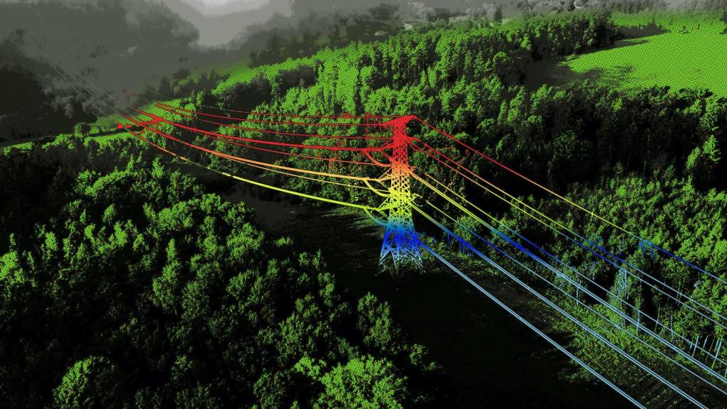 Vista LIDAR aérea de torre eléctrica y líneas de transmisión sobre zona boscosa, con colores según altura
