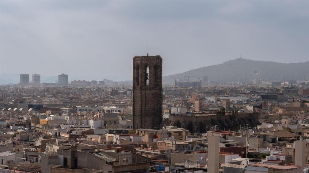 Vista panorámica de Barcelona, con La Basílica de Santa María del Mar en el centro
