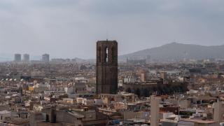 Vista panorámica de Barcelona, con La Basílica de Santa María del Mar en el centro