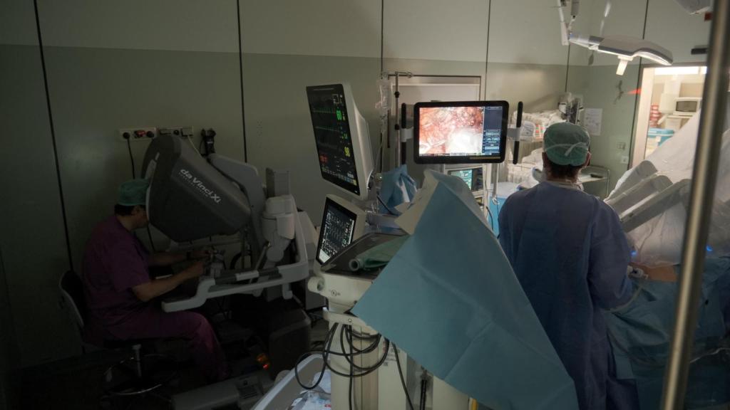 Momento de una intervención realizada en la Fundació Puigvert con el sistema robótico Da Vinci