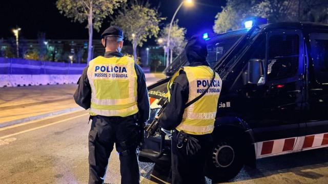 Agentes de Mossos d'Esquadra durante un dispositivo nocturno