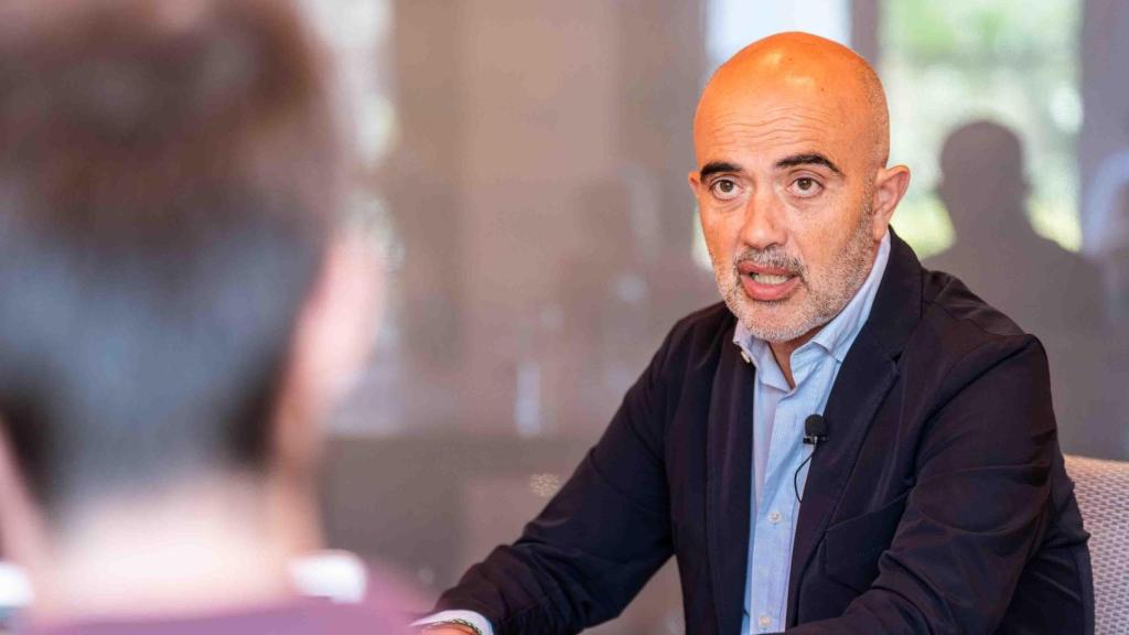 Imagen de archivo de una entrevista de Daniel Sirera