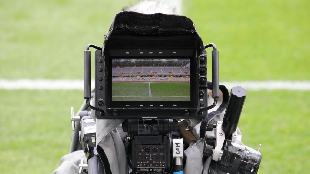 Una cámara de televisión en un campo de fútbol