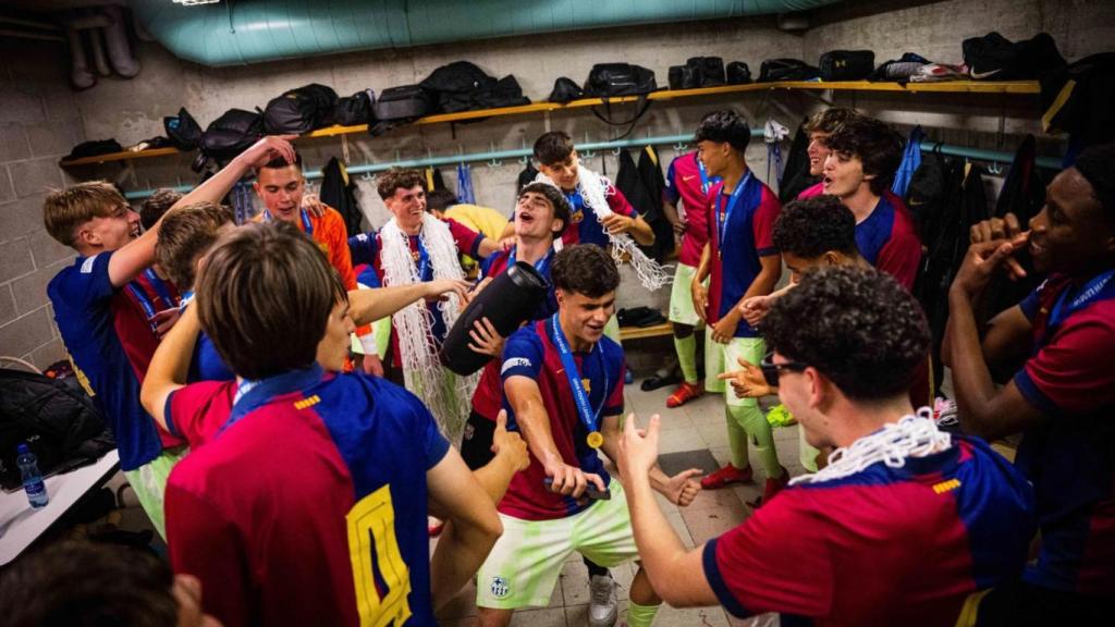 Los jugadores del Juvenil A del Barça celebran el título de la Youth League
