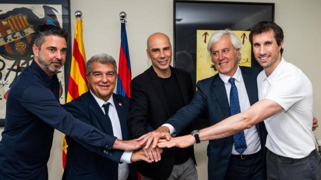 Juan Carlos Navarro, Joan Laporta, Josep Cubells y Mario Bruno Fernández, en la firma de Joan Peñarroya como nuevo entrenador del Barça de basket