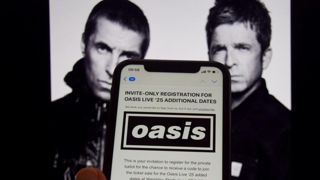 Noel y Liam Gallagher, Oasis, y una entrada en móvil para un concierto