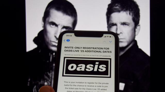 Noel y Liam Gallagher, Oasis, y una entrada en móvil para un concierto