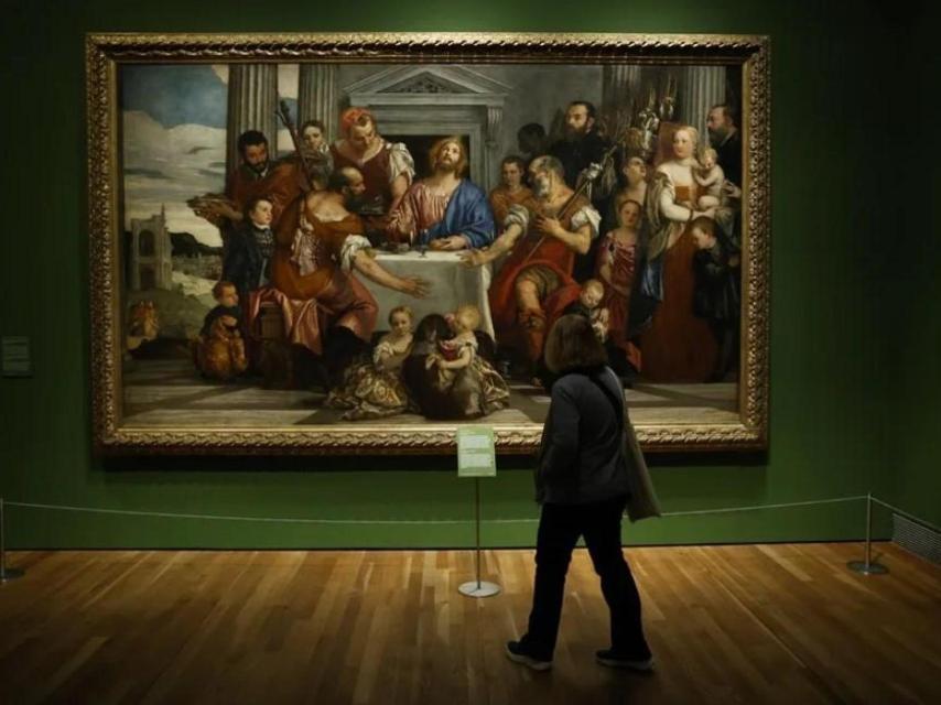 V1: Un visitante observa el lienzo de Paolo Veronese ‘Los peregrinos de Emaús’, en el Museo del Prado.
