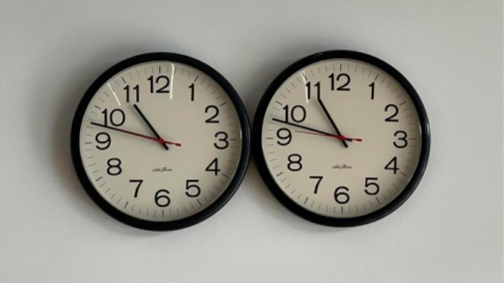 Imagen de dos relojes de pared