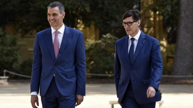 El presidente del Gobierno, Pedro Sánchez (izq.), junto al presidente de la Generalitat de Cataluña, Salvador Illa / EP