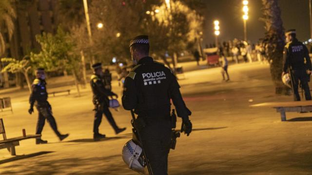 Un agente de la Guardia Urbana, en La Barceloneta
