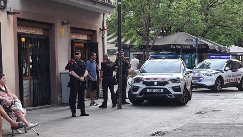 Agentes de Mossos d'Esquadra, en el barrio de Barceloneta hoy