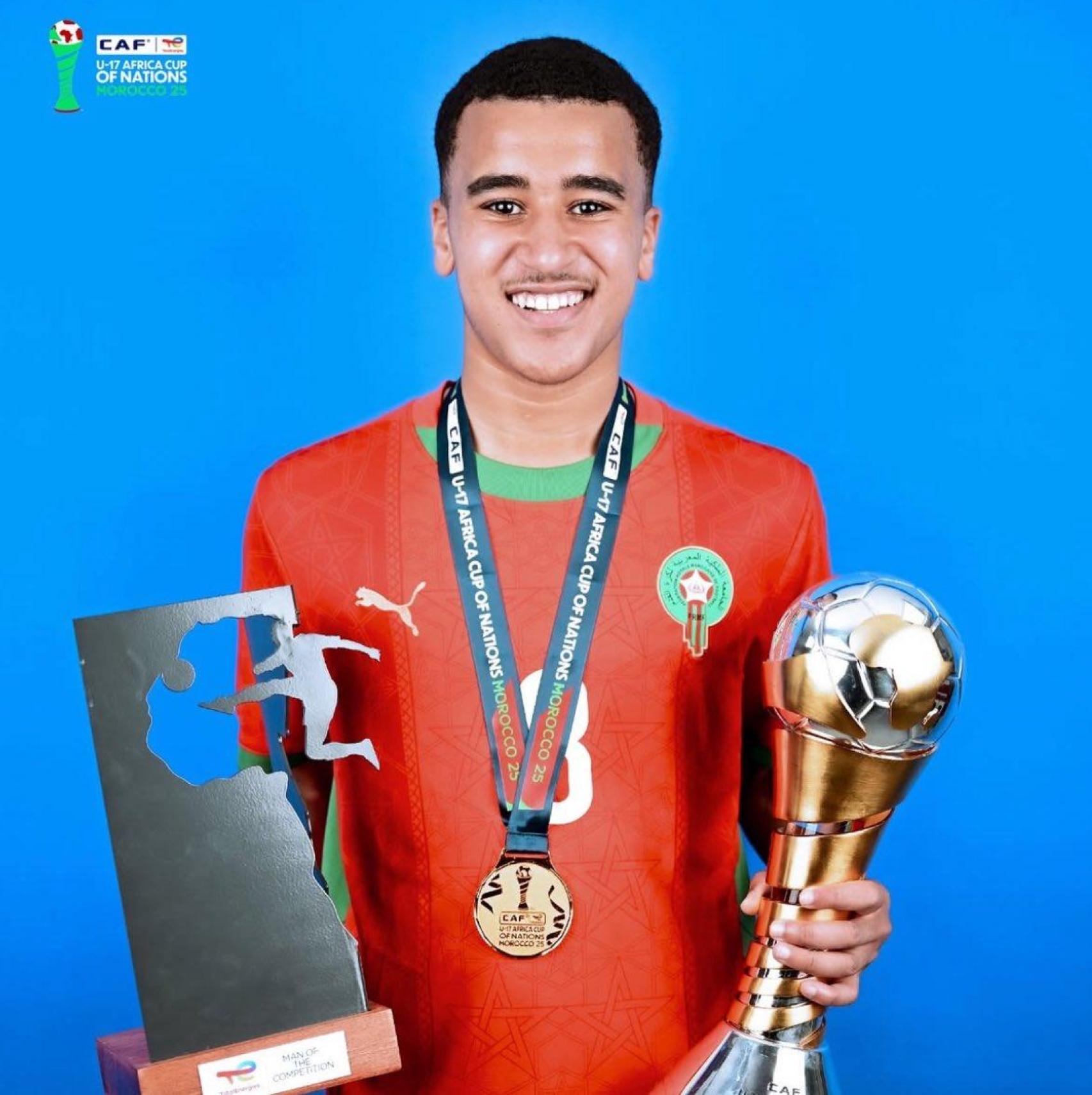 Abdellah Ouazane sujeta el trofeo de la Copa África sub-17 y el premio MVP