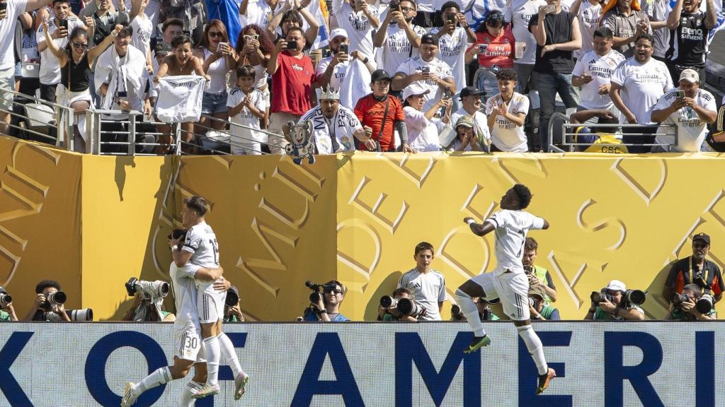 Vinicius Jr y Arda Guler celebran el gol de Gonzalo García contra el Borussia Dortmund