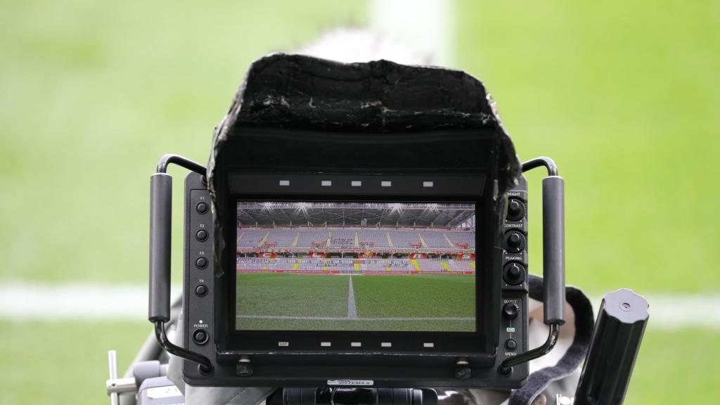 Una càmera de televisió en un estadi de futbol
