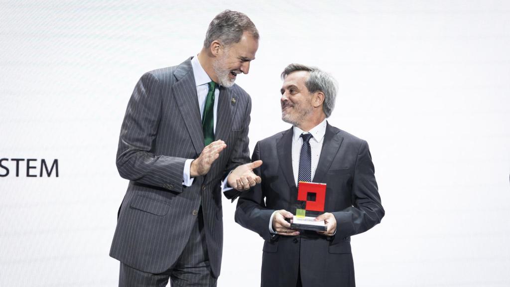El Rey Felipe VI entrega al consejero delegado de Aerolaser System, José María Luque, del Premio Pyme del año