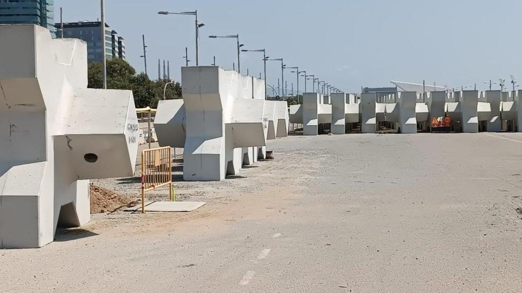 Imagen de los bloques equis instalados en el Port Fòrum