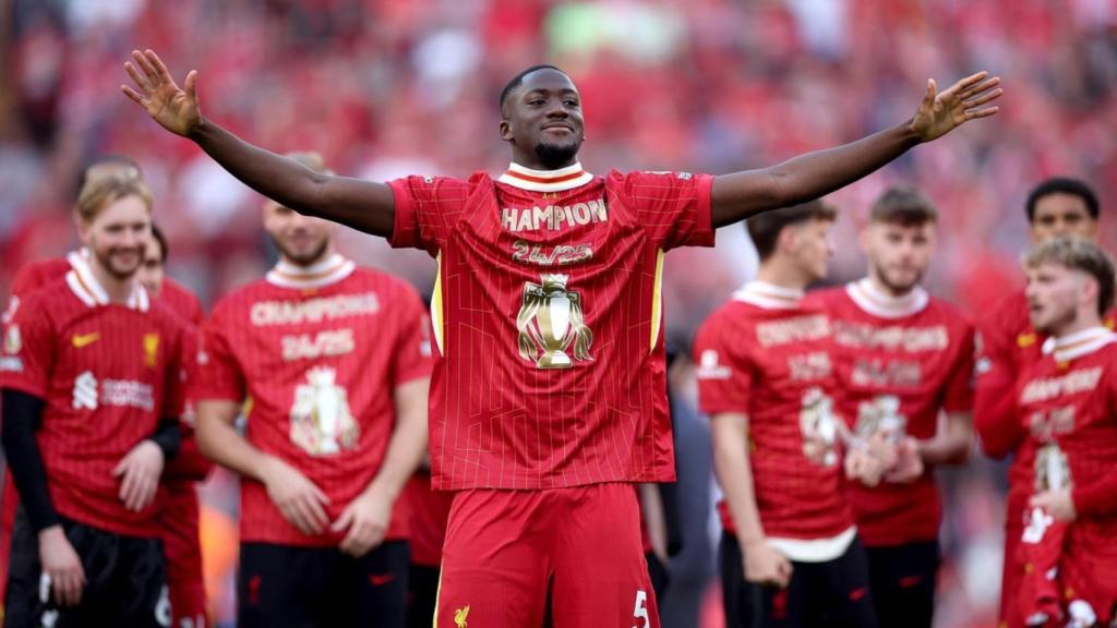 Ibrahima Konaté festeja la conquista de la Premier League 2024-25