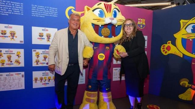 Joan Laporta y Elena Fort, en la exposición de Grangel Studio junto a CAT, la mascota del Barça