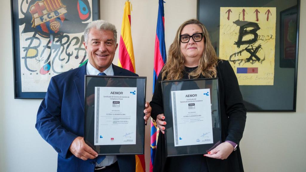 El presidente del Barça, Joan Laporta, y la vicepresidenta institucional, Elena Fort, posan con el certificado que acredita las máximas garantías de compliance