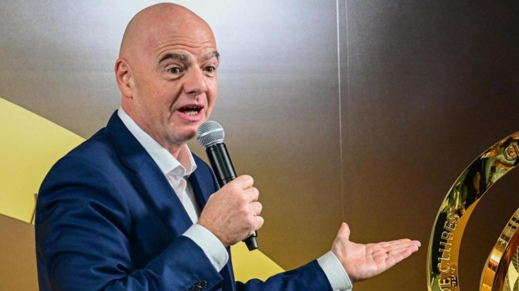 Gianni Infantino, presidente de la FIFA, presentando el trofeo del Mundial de Clubes 2025