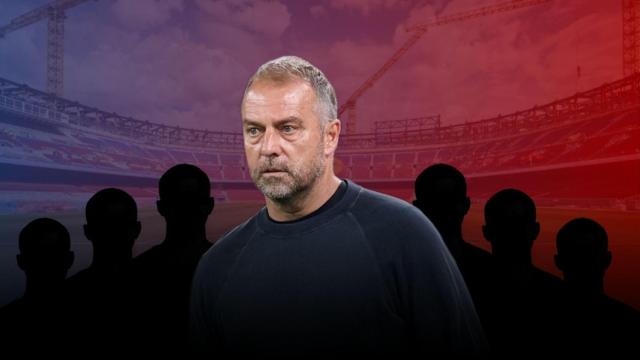 Hansi Flick aplaude durante el Athletic Club-Barça de Liga en San Mamés