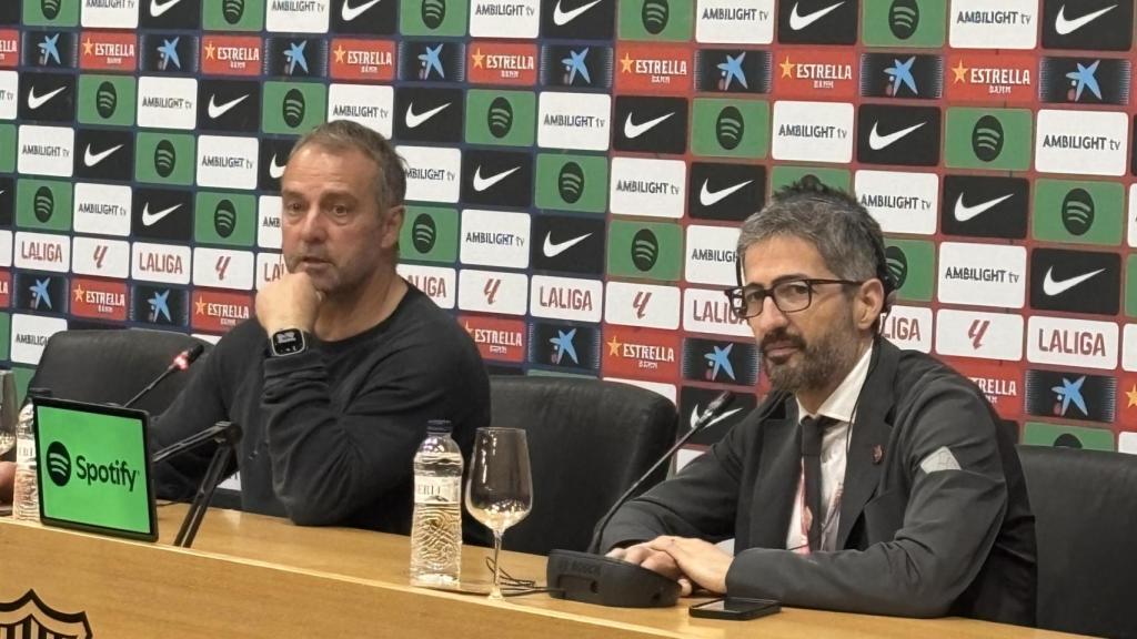 Sergi Nogueras, junto a Hansi Flick, en una rueda de prensa del primer equipo