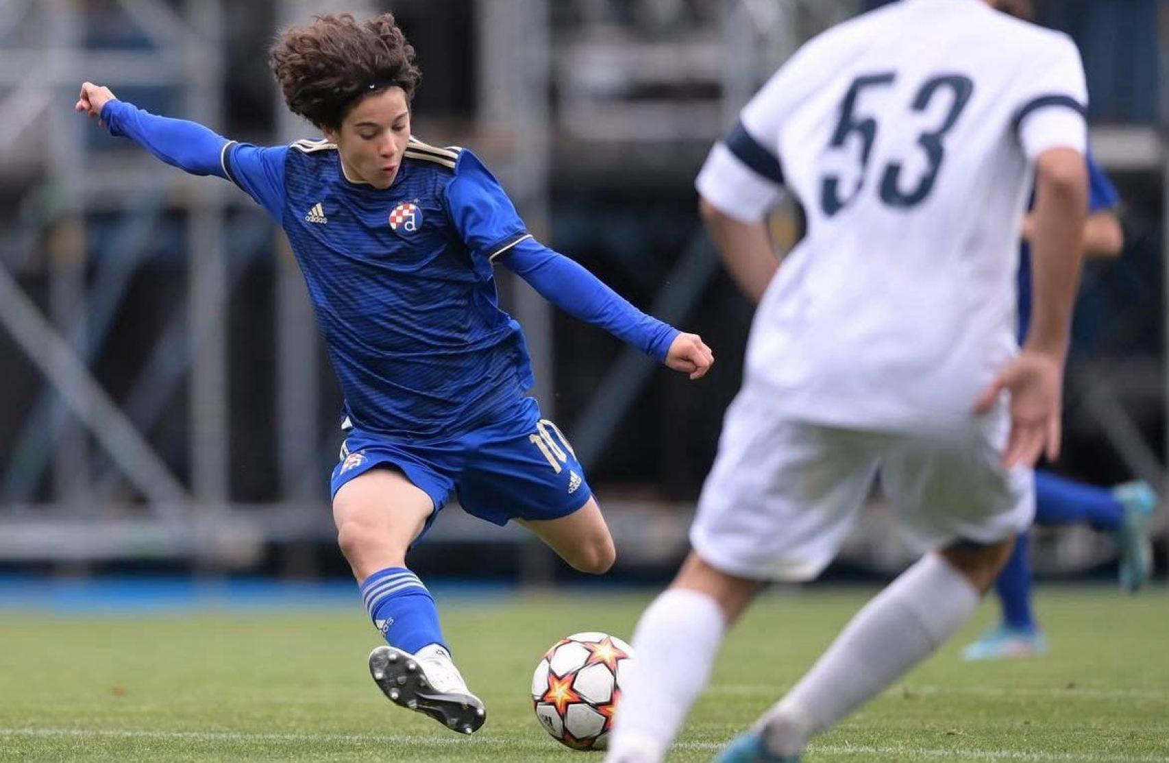 Lovro Chelfi en un partido con el Dinamo de Zagreb