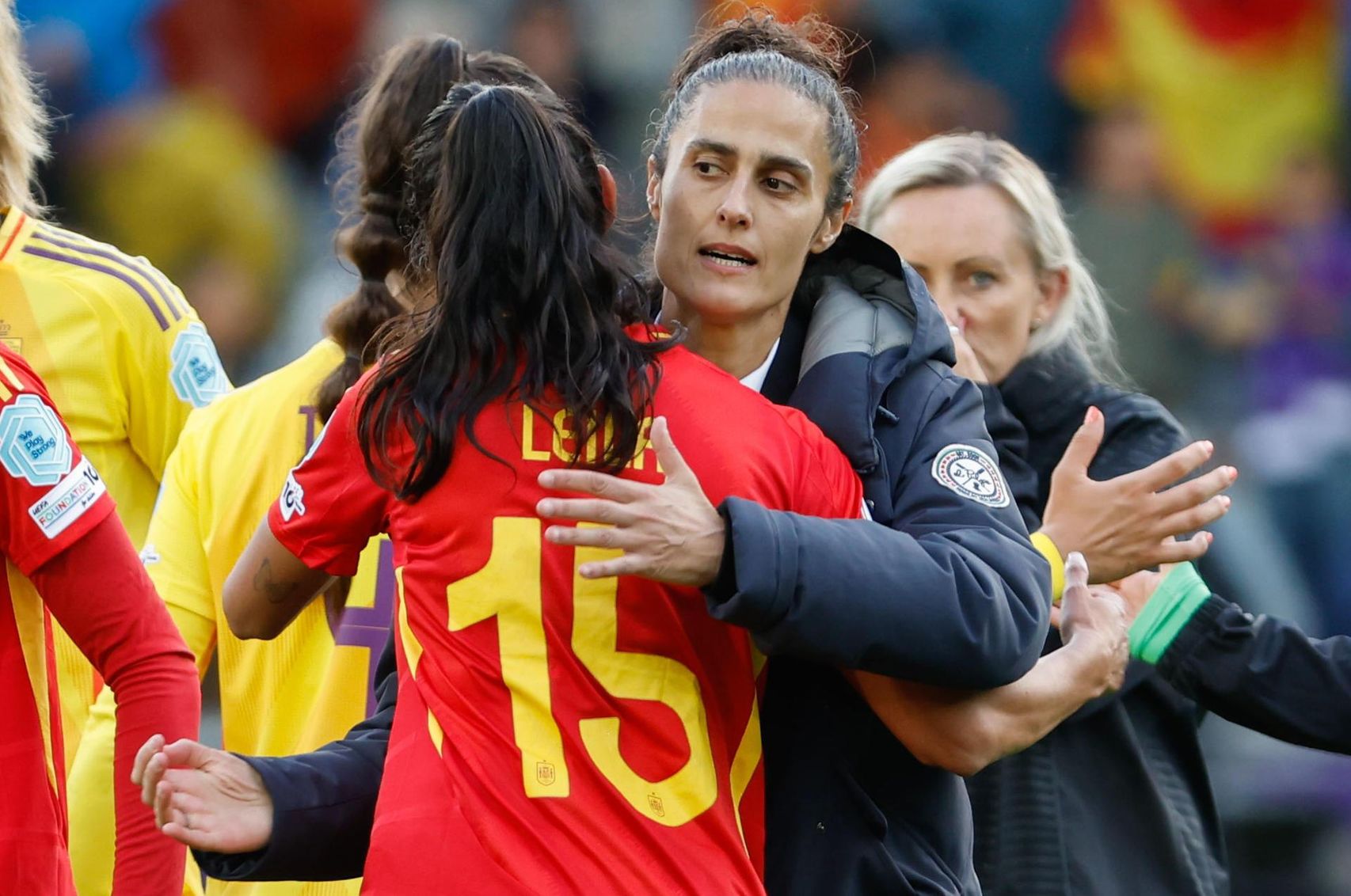 Montse Tomé s'abraça amb Leila Ouahabi després de la victòria davant Bèlgica a l'Eurocopa femenina