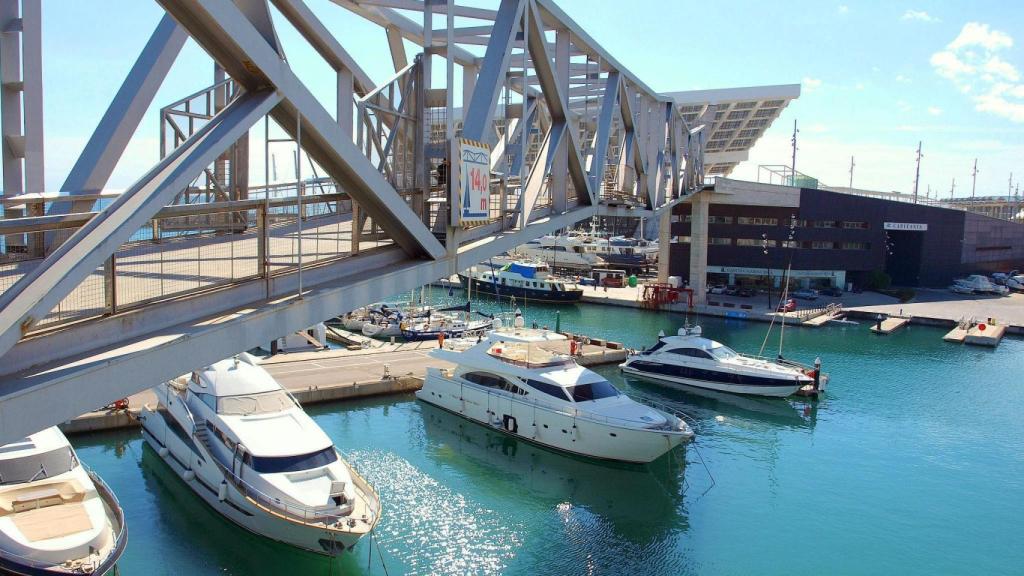 Vista de iots al Port Fòrum de Sant Adrià