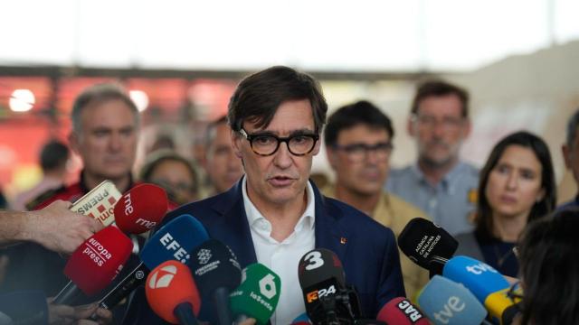 El president de la Generalitat, Salvador Illa, durante su intervención en el Centro de Mando Avanzado de Tortosa, por el incendio de Paüls (Tarragona)