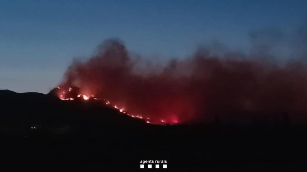 Imagen nocturna del fuego de Paüls (Tarragona)