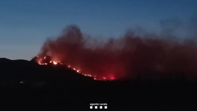 Imagen nocturna del fuego de Paüls (Tarragona)