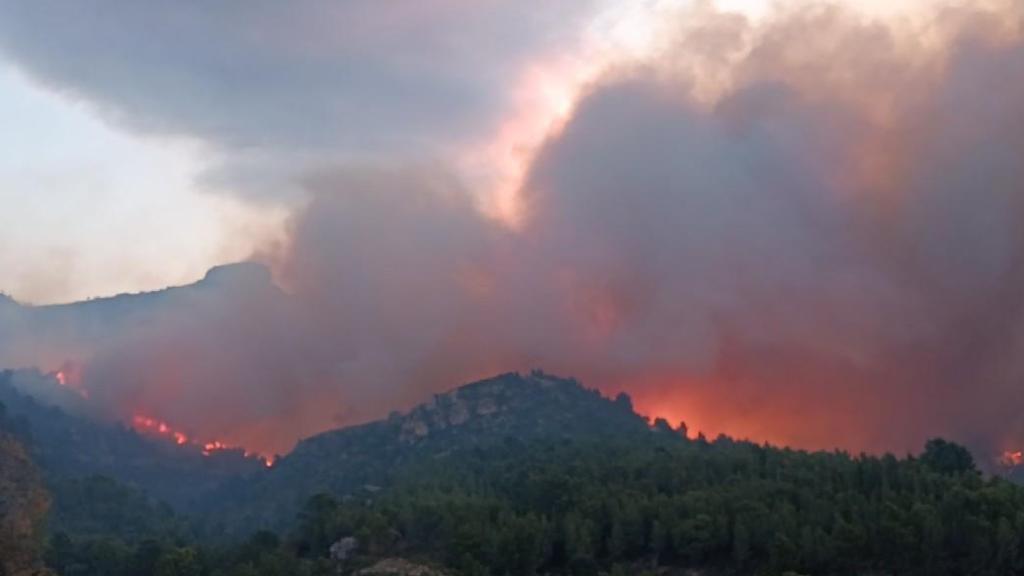 El incendio de Paüls obliga a evacuar a Alfara de Carles, Aldover y Jesús (Tortosa)