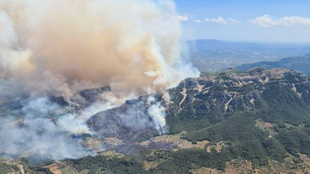 Vista del incendio de Paüls, en Tarragona
