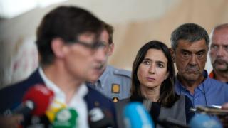 Núria Parlon mira a Salvador Illa durante una comparecencia del presidente