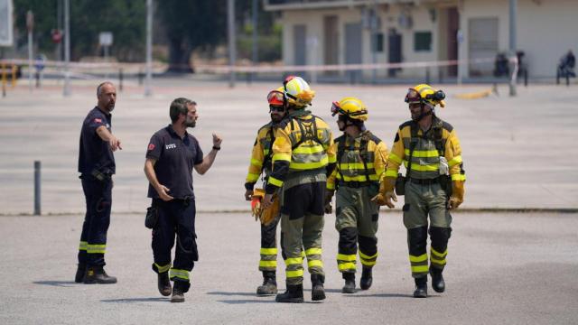 Bombers de la Generalitat conversan con brigadistas de las BRIF, en Tortosa