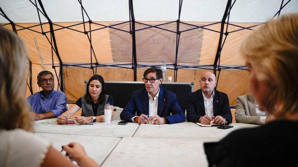 El 'president' Illa y la 'consellera' Parlon, durante el despliegue por el incendio en Paüls