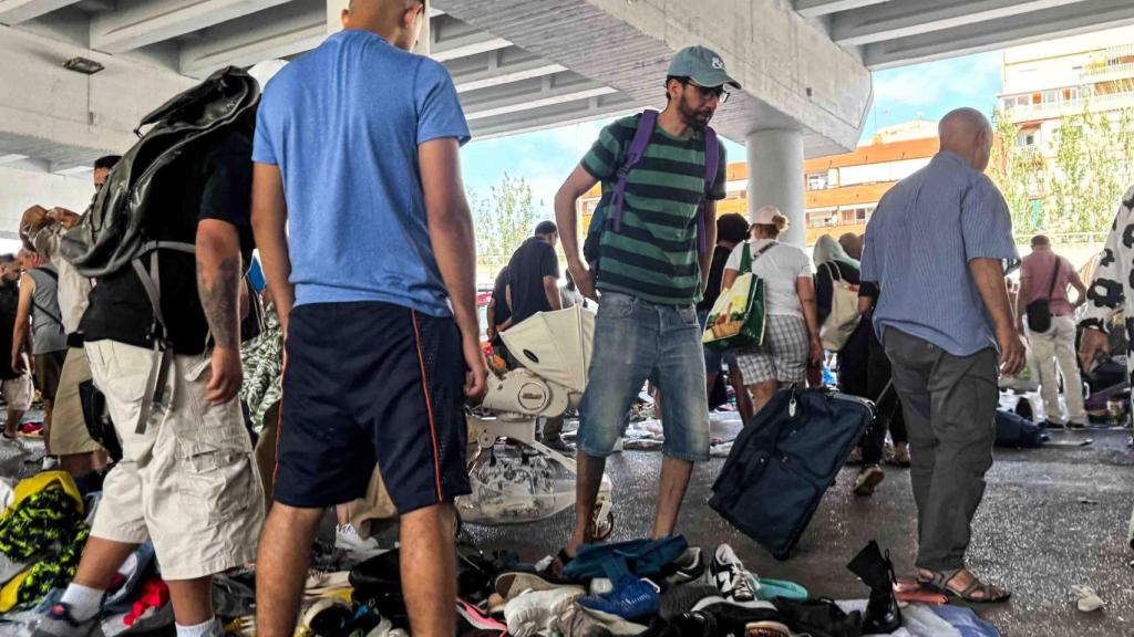 El 'mercadillo' de la miseria de Badalona, por debajo de la autospita C-31