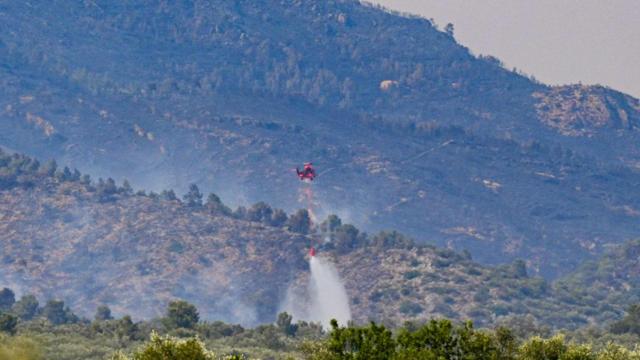 Un helicóptero trabajando en la extinción del incendio de Paüls, en Tarragona