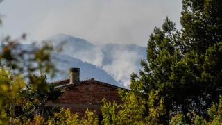 La humareda del incendio del Baix Ebre, vista desde atrás de una casa