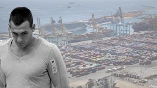 Valentín Moreno con el puerto de Barcelona de fondo