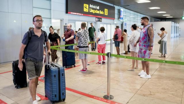 Turistas a su llegada a Cataluña por el aeropuerto de El Prat