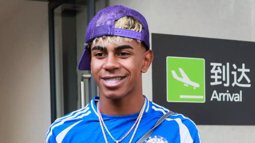 Lamine Yamal posa ante las cámaras durante su viaje a China